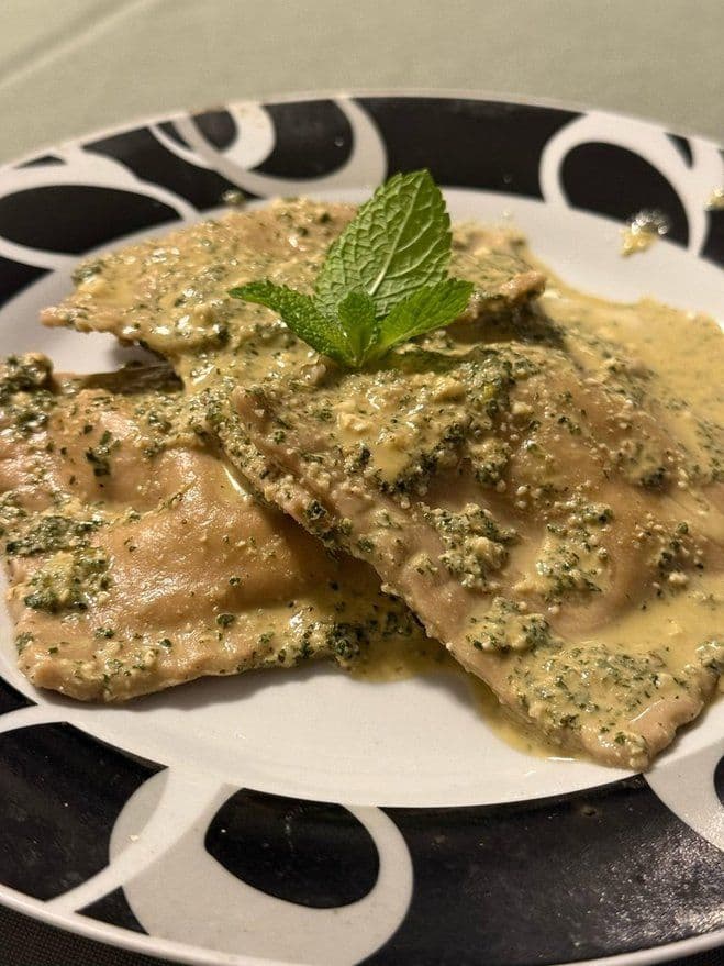 Ravioli di mais ripieni di broccoli con pesto alla menta e noci